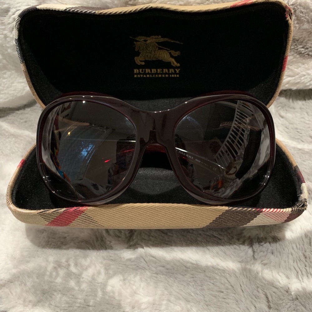 Burberry B4048 Oval Gradient Sunglasses with case